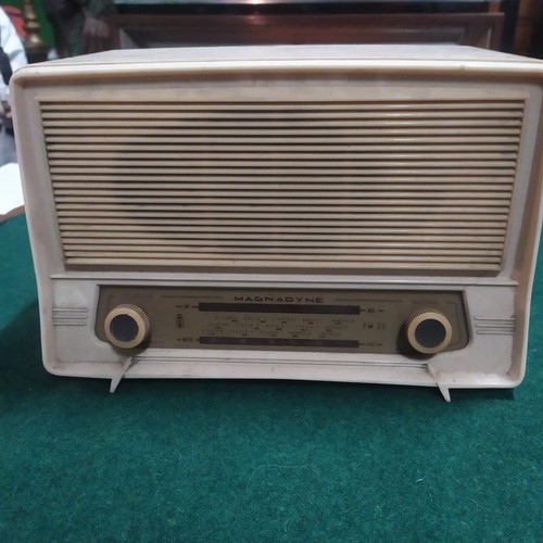 Antica radio magnadine non - magnadine,