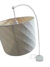 Lampada da terra ad arco con paralume geometrico