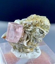 Cristallo di apatite rosa con