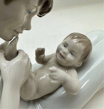 Statuina Lladro Ridacchia con