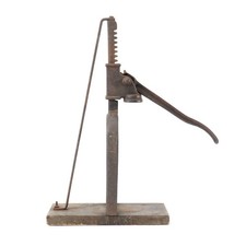 Antica pressa in acciaio per bottiglie di vino