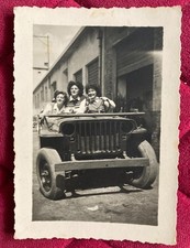 Foto "Donne su rudere di Jeep