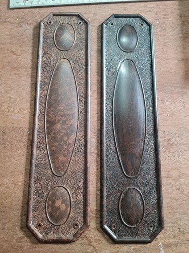 Due vecchie placche - x,