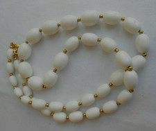 lunga COLLANA firma MONET sfere in lucite crema chiaro ovali a scalare cm 72