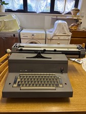 macchina da scrivere olivetti