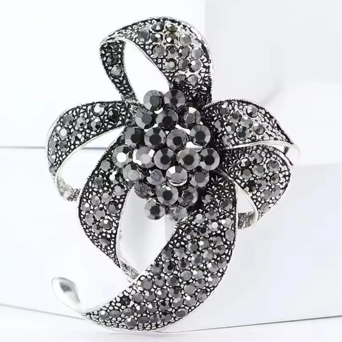Spilla fiore strass nero