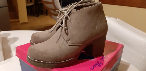Scarpe donna indossate una - indossate,