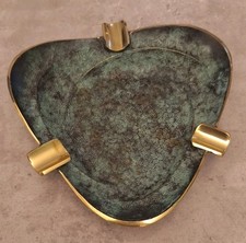 Posacenere triangolare moderno