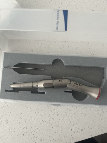 Manipolo chirurgico dentale