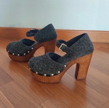 Scarpe tipo zoccolo effetto legno e feltro