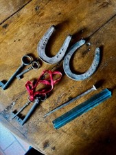 Lotto di oggetti antichi rustici – 2 ferri di cavallo, 4 chiavi antiche, 1 chiod
