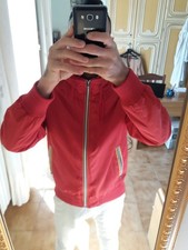 Giubbino rosso con cappuccio