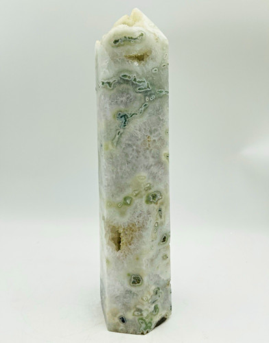 Enorme torre monolite - torre,