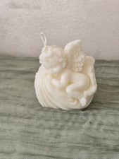 Candela Artigianale in Cera Naturale – Angioletto Addormentato su un Cuscino