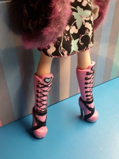 "MATTEL", stivali per MONSTER HIGH DRACULAURA, colore rosa e nero, altezza 8 cm.