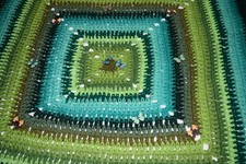 Copertina neonato uncinetto quadrata 75x75, toni del verde, bottoni farfalle