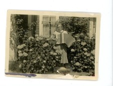 Ragazza con fisarmonica