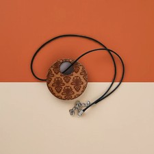 Ciondolo inciso motivo