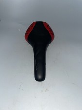 Sella Fizik Antares 141mm K:ium Rails Nero/Rosso Edizione Squadra