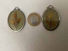 Due Vecchi Ciondoli in Argento con fiori secchi Deliziosi Vintage