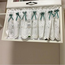 Mezza tenda bianca ricamata