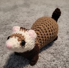 Peluche amigurumi furetto