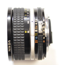 Obiettivo Nikon Nikkor 20mm f2.8 AIS con tappo frontale, filtro Nikon L1Bc e custodia a bolle.