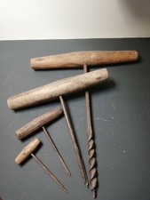Set Di trapani a mano vintage con impugnatura a T trivella in legno da fienile