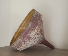 Antico imbuto in metallo per vino