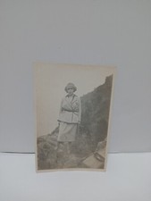 giovane donna vestita alla moda e cappello in costa rocciosa Italia anni '30 '40