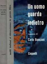 Un uomo guarda indietro. 