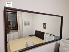 Specchio rettangolare con cornice in legno scuro