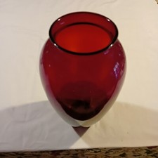 Vaso da fiori in vetro rosso h cm 26, bocca diametro cm 9, diametro max cm 13