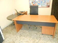 2 scrivanie, una angolar e un mobile porta documenti, in ottime condizioni.