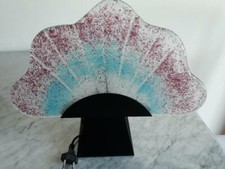 Lampada da tavolo con base in metallo verniciato nero e vetro colorato per un be