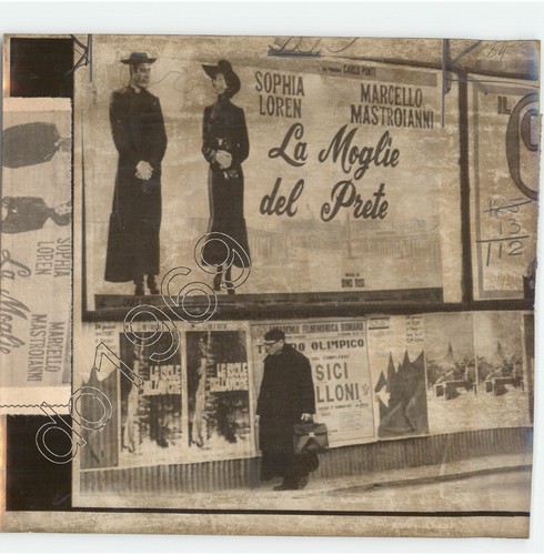 Cartellone pubblicitario prete
