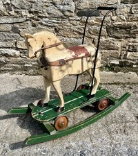 Antico cavallo a dondolo