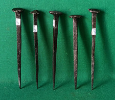 LOTTO 5 ANTICHI CHIODI ARTIGIANALI FATTI A MANO IN FERRO BATTUTO FORGIATO. CW69