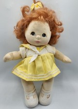 BAMBOLA MY CHILD 1985 vintage con capelli rossi e occhi di nocciola marrone vestito giallo marinaio