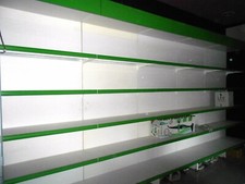 arredamento negozio, scaffali e bancone