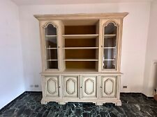 Credenza elegante bianca con superficie nera, 2 ante e 6 cassetti, rialzato