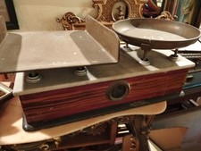 Antica bilancia a 2 piatti in