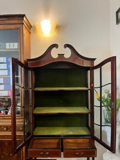 Vetrina 2 ante antica color marrone con 3 ripiani all'interno in velluto verde