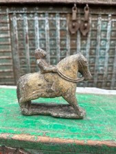 Antica scultura cavallo dio