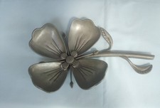 Particolare posacenere in peltro a forma di fiore con 4 petali estraibili