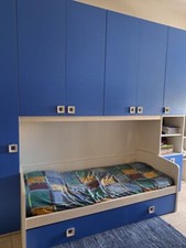 Cameretta per bimbo/ragazzo. Parete con armadio e due letti. Perfette condizioni