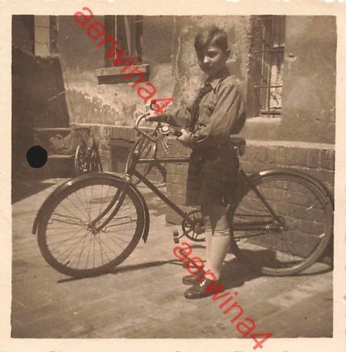 Pimpf con bicicletta - , da