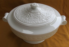 Zuppiera In Porcellana Bianca Con Decorazione In Rilievo