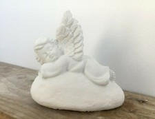 Stampo in calcestruzzo, intonaco, resina e altro, Angelo su ciottolo