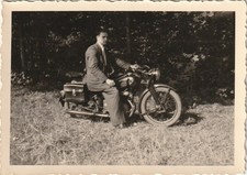 Foto vintage uomo su puch 250